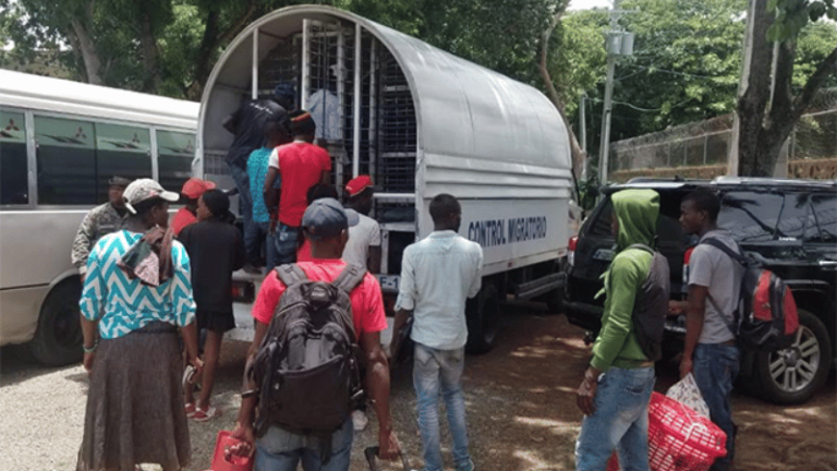Migración desmantelan centro de acopio de inmigrantes indocumentados en Villa Vásquez