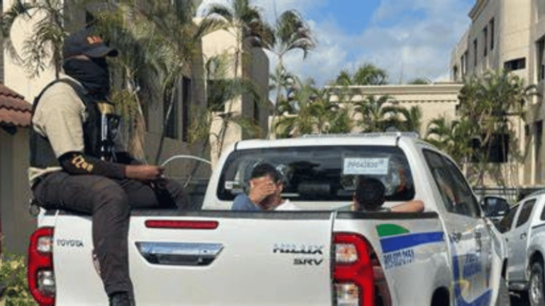 Policía Nacional y Ministerio Público realizan allanamientos en Salcedo y apresan a un presunto estafador