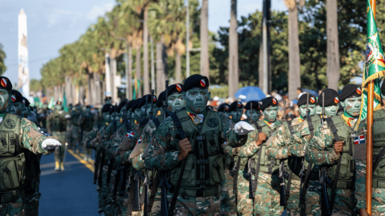 Abundan Generales Sin Tropa en República Dominicana y Coroneles Dirigen Brigadas
