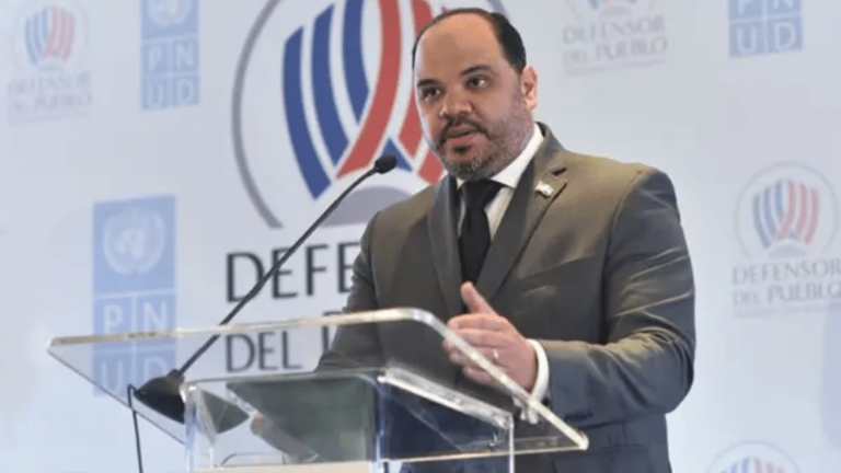 Defensor del Pueblo, Pablo Ulloa, es enviado a juicio de fondo por presunta violación a la Ley de Símbolos Patrios