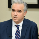 Ministro de Educación se pronuncia sobre caso de estudiante en Santiago