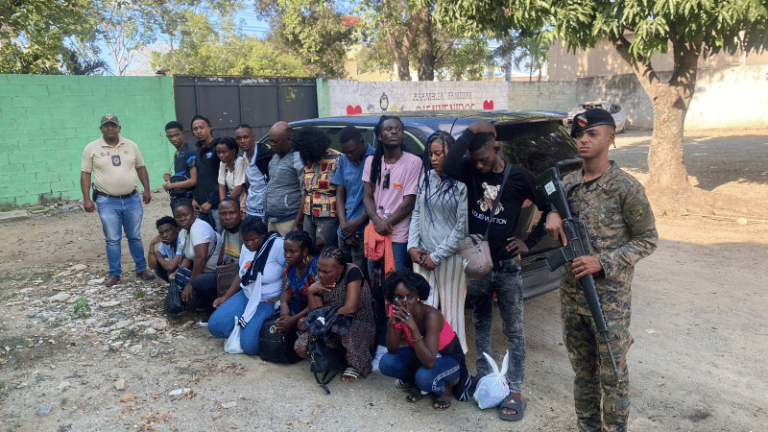 Detienen a dominicano por transportar 19 haitianos en estado migratorio irregular