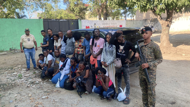 Detienen a dominicano por transportar 19 haitianos en estado migratorio irregular Detienen a dominicano por transportar 19 haitianos en estado migratorio irregular