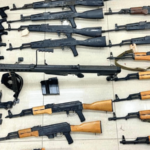 Decomisan arsenal de armas en empresa de transporte con destino a Haití