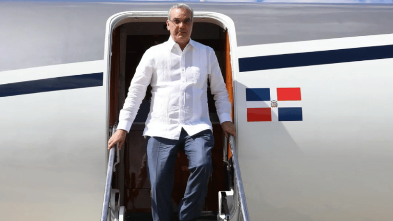 Presidente Luis Abinader regresa al país tras participación en cumbre de la AAFA en Washington D.C.