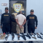 Duro golpe al crimen en Baní: Policía incauta arsenal y motocicletas en allanamiento