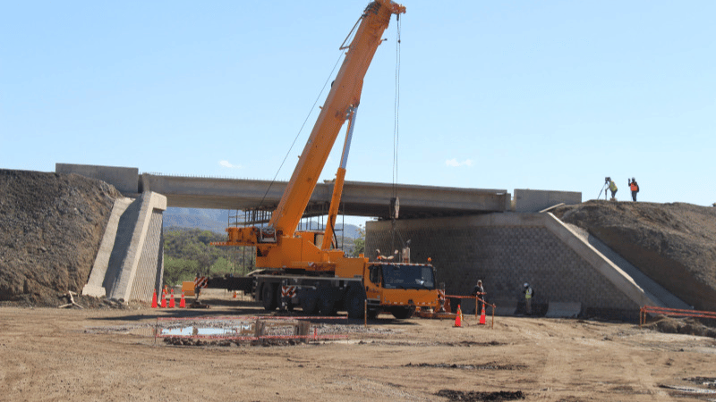 Aceleran trabajos en Circunvalación de Baní, pero entrega sigue sin fecha definida
