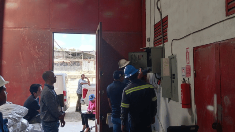 ¡Fábrica China se roba la luz! PGASE y EDEESTE intervienen el lugar en Santo Domingo Norte