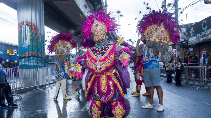 Lluvia bendice desfile de Carnaval en Santo Domingo Norte 2025