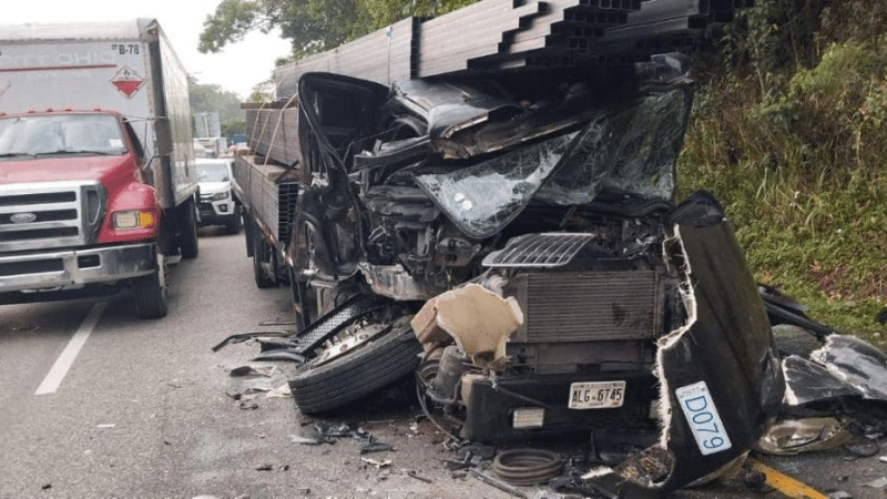 Accidente múltiple en Loma Miranda paraliza el tránsito en la autopista Duarte Accidente múltiple en Loma Miranda paraliza el tránsito en la autopista Duarte