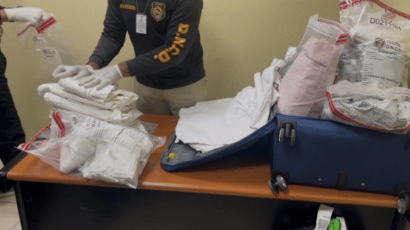 Capturan a ciudadano español con 55 prendas de vestir impregnadas de cocaína en el Aeropuerto del Cibao Capturan a ciudadano español con 55 prendas de vestir impregnadas de cocaína en el Aeropuerto del Cibao