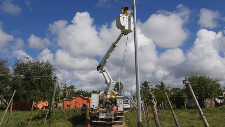 EDEEste amplía redes eléctricas en la comunidad Santa Clara de Higüey