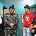 Viceministro de Interior y Policía entrega a la Policía Nacional a joven buscado por la justicia