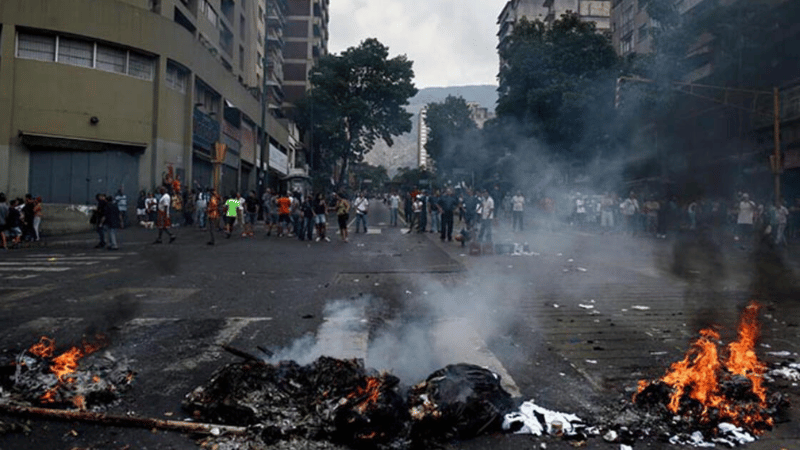 Caos y violencia en Puerto Príncipe tras incendios provocados por «Viv Ansanm»