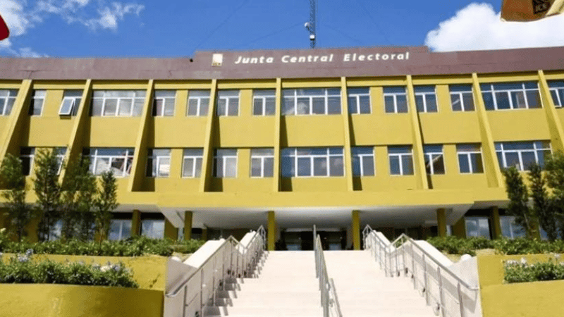 Aspirantes que inicien campaña antes de tiempo no podrán oficializar candidaturas, según Ley 33-18 Aspirantes que inicien campaña antes de tiempo no podrán oficializar candidaturas, según Ley 33-18
