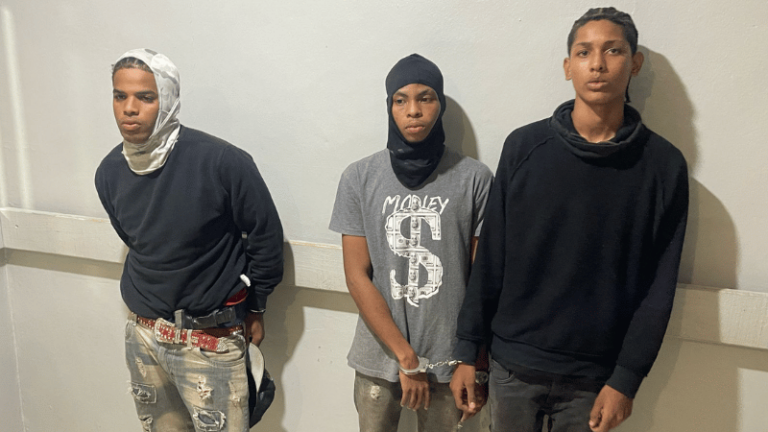 Policía captura a tres hombres activamente buscados por robo e intento de asalto en Villa Mella, SDN