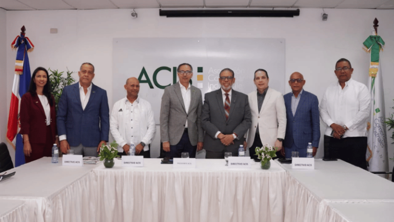 Modesto Guzmán se reúne con comerciantes e industriales de Santiago