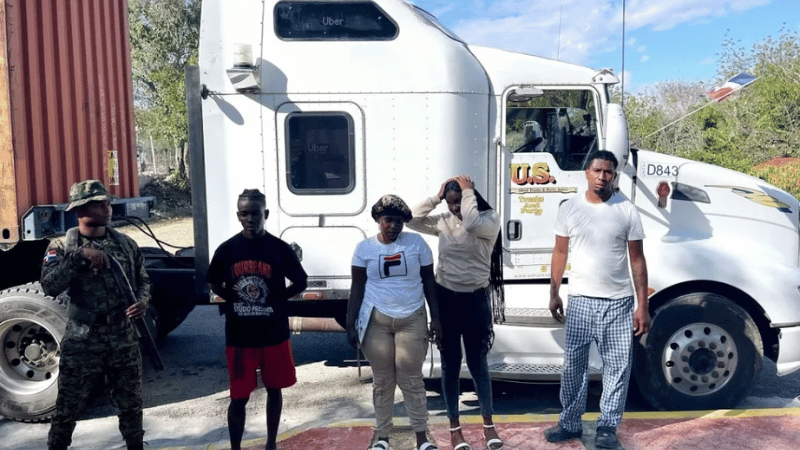 Ejército de República Dominicana encuentra migrantes ocultos en camión en Elías Piña Ejército de República Dominicana encuentra migrantes ocultos en camión en Elías Piña