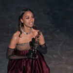 Zoé Saldaña hace historia al ganar su primer Óscar y enaltecer el orgullo latino