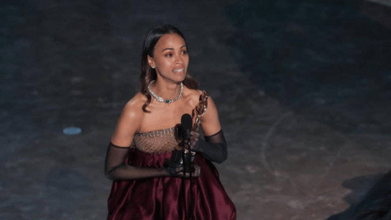 Zoé Saldaña hace historia al ganar su primer Óscar y enaltecer el orgullo latino