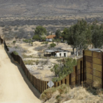 Drástica caída en detenciones de inmigrantes en la frontera sur de EE.UU.