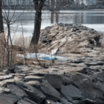 Hallan el cuerpo sin vida de una mujer flotando en el East River