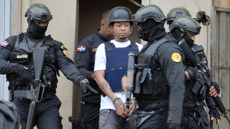 Rochy RD comparece ante la justicia por presunta posesión de drogas