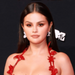 Selena Gomez sorprende con la venta de su icónico anillo personalizado