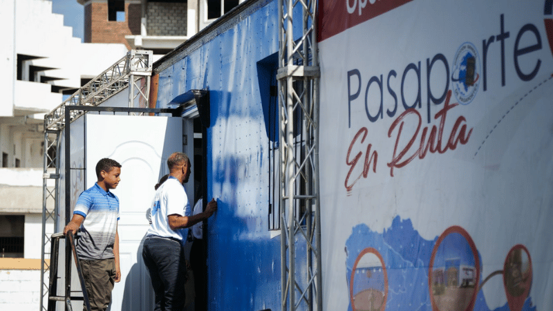 Cientos de personas asisten al primer día del operativo móvil Pasaporte en Ruta en San Juan Cientos de personas asisten al primer día del operativo móvil Pasaporte en Ruta en San Juan