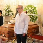 Afligidos, el presidente Abinader y la primera dama hacen guardia de honor ante féretro de Rubby Pérez