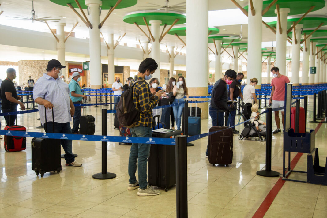 Autoridades migratorias podrían multar a aerolíneas por no pedir E-Ticket