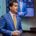 Omar Fernández critica cobro en ambas direcciones del nuevo peaje en la Autopista Duarte