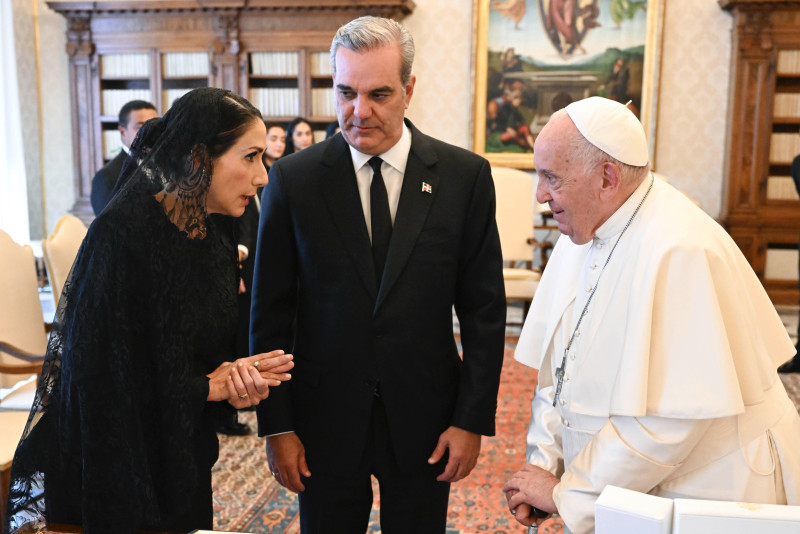 Abinader y la primera dama viajan este viernes a Roma para el funeral del papa Francisco