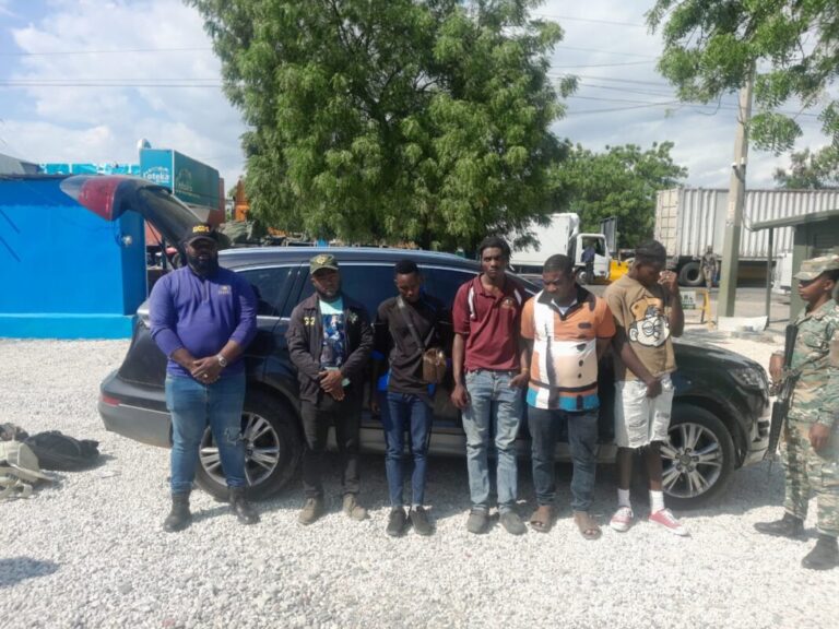 En Azua, detienen haitiano con tres compatriotas indocumentados abordo de una jeepeta