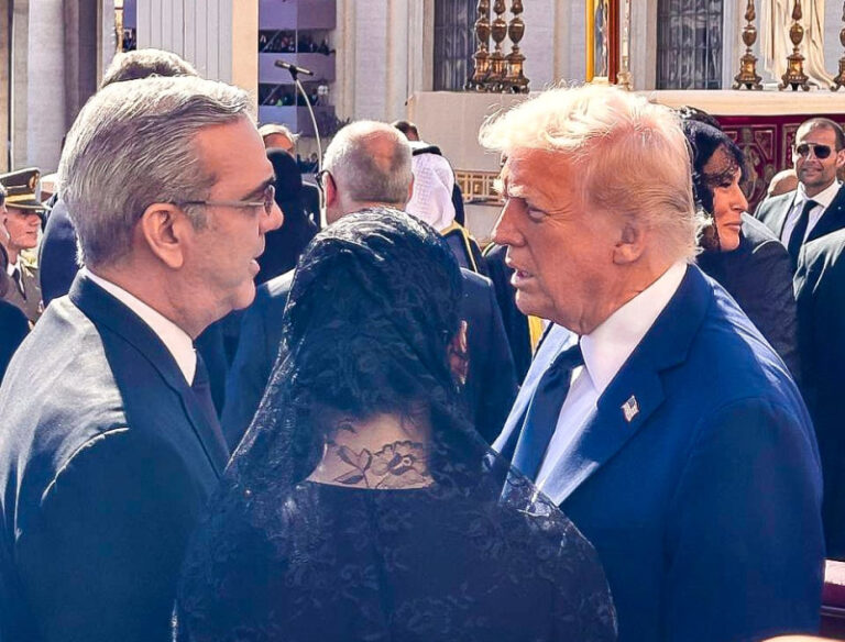 Abinader y Donald Trump conversan brevemente durante ceremonia al papa Francisco