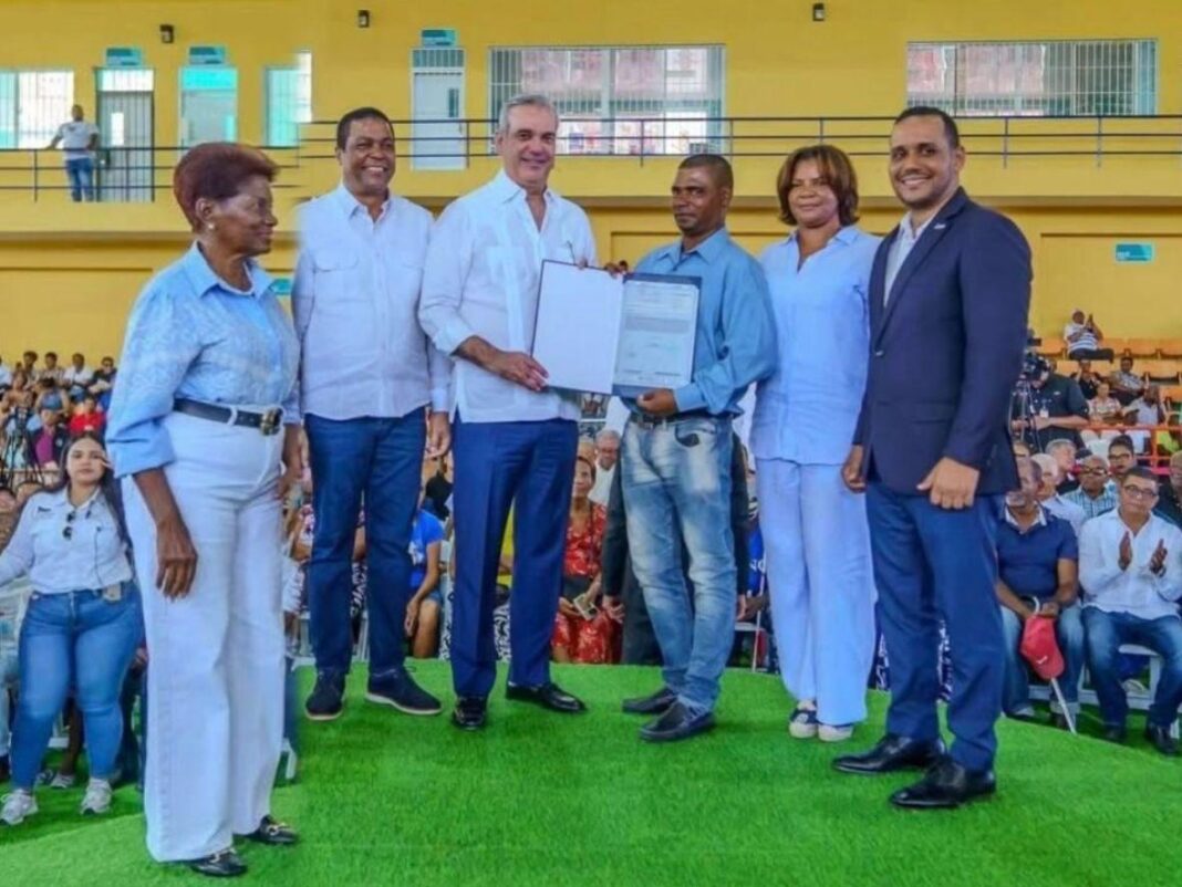 Abinader y Víctor D’Aza entregan 1400 títulos de propiedad en Monte Plata