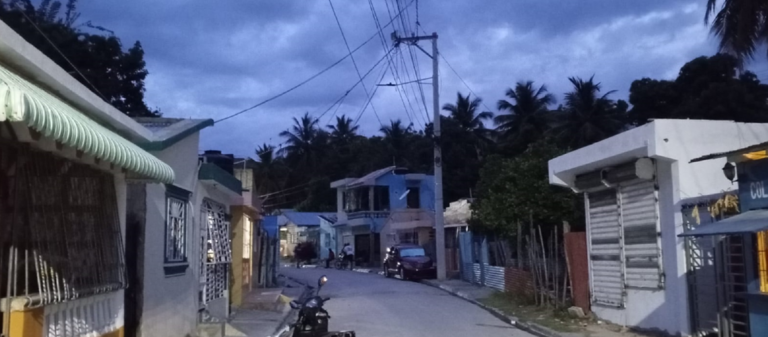 Residentes de Barahona denuncian abandono de Edesur ante prolongado apagón