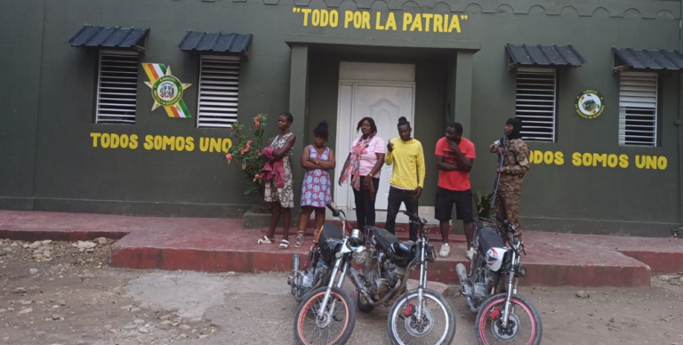 Dos de los motociclistas que trasladaban a los inmigrantes son menores de edad