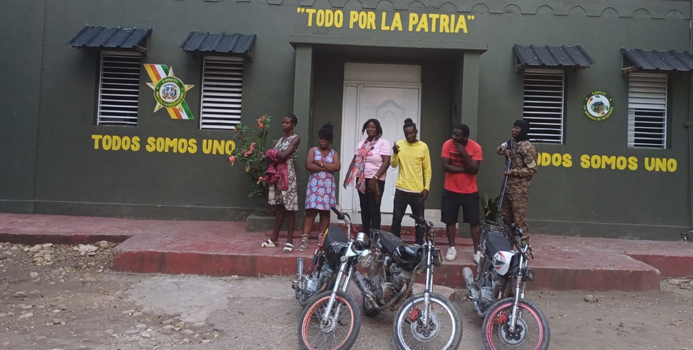 Dos de los motociclistas que trasladaban a los inmigrantes son menores de edad