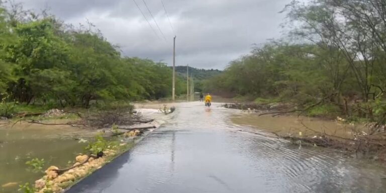 Comunidad de Mozobí incomunicada tras desbordamiento de ríos en Montellano, Puerto Plata