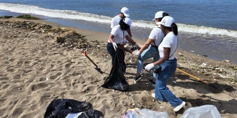 Dominicana de Seguros lidera jornada de limpieza en la playa Montesinos con enfoque en sostenibilidad