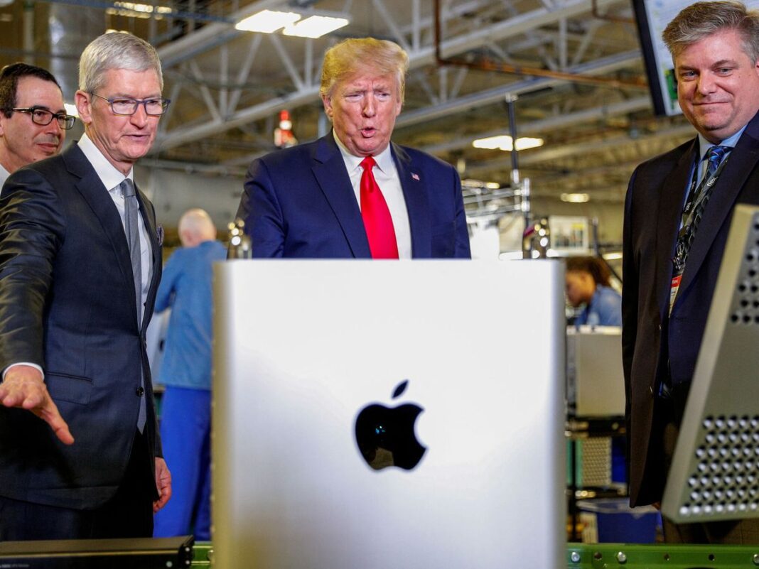 Trump amenaza a Apple con un arancel del 25 % para sus iPhones si no fabrica en EEUU