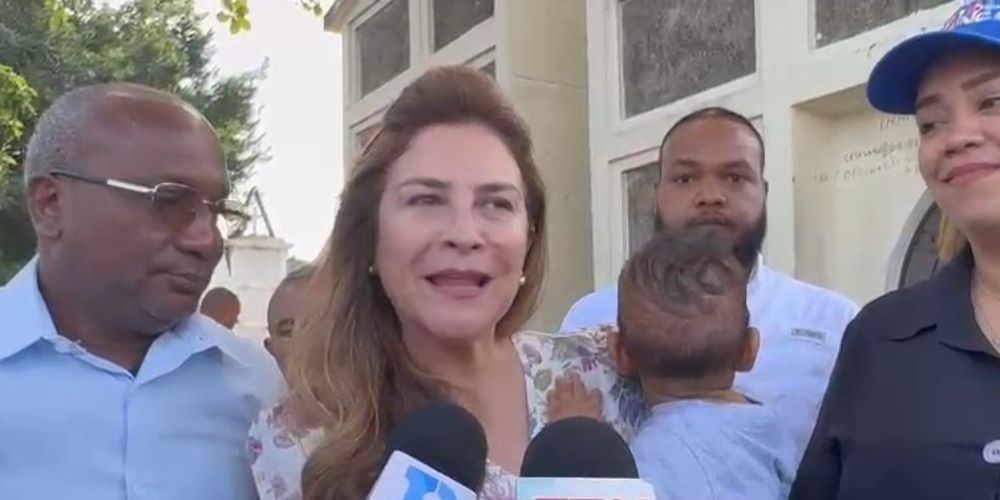 Carolina Mejía recorre cementerio Máximo Gómez y felicita a las madres en su día Carolina Mejía recorre cementerio Máximo Gómez y felicita a las madres en su día