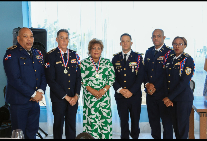 Gobernadora Lucrecia Santana Leyba recibe reconocimiento de FEDOPOMU por sus aportes institucionales