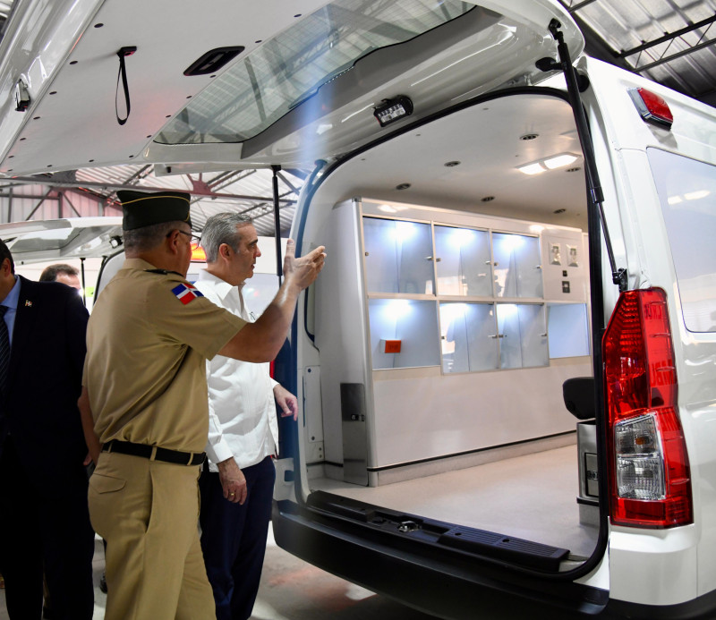 Así es el proceso de ensamblaje de ambulancias y vehículos militares