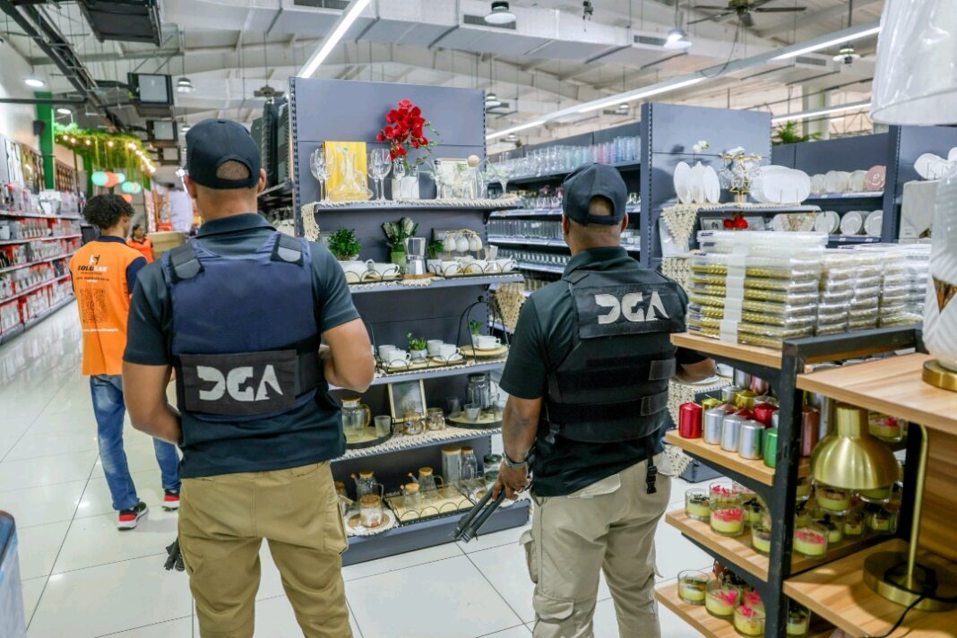 Aduanas sigue con el ojo en los comercios chinos; fiscaliza cinco más Aduanas sigue con el ojo en los comercios chinos; fiscaliza cinco más
