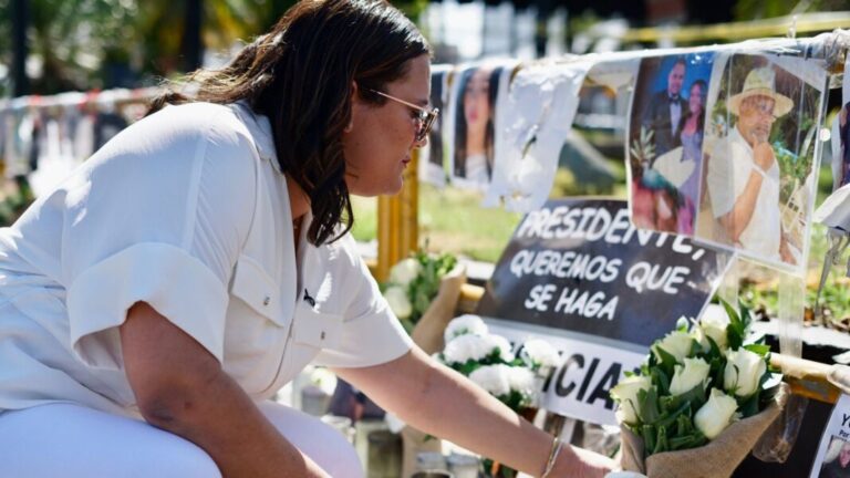 Alcaldía del DN realiza ofrenda floral en la zona cero a un mes de la tragedia del Jet Set