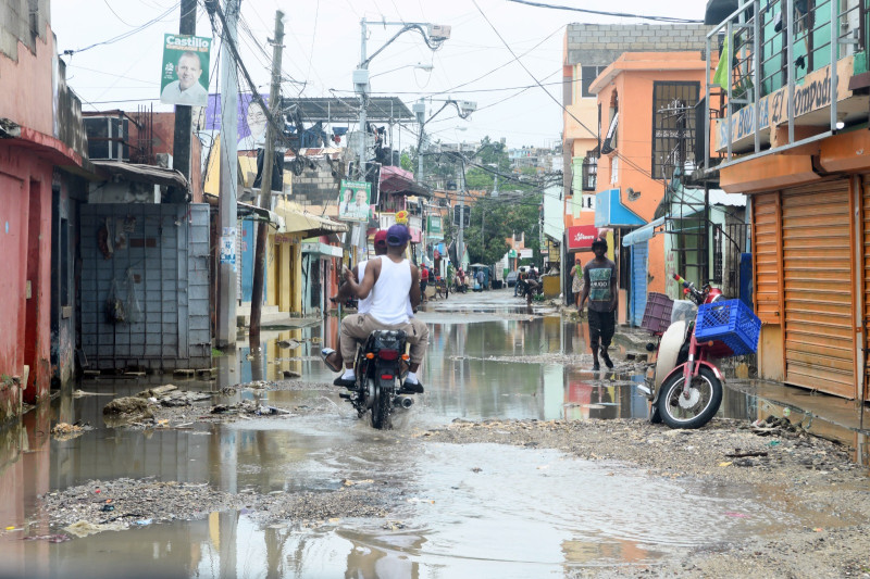 Lluvias dejan 2,450 personas movilizadas; mantienen 15 provincias bajo alertas amarilla y verde