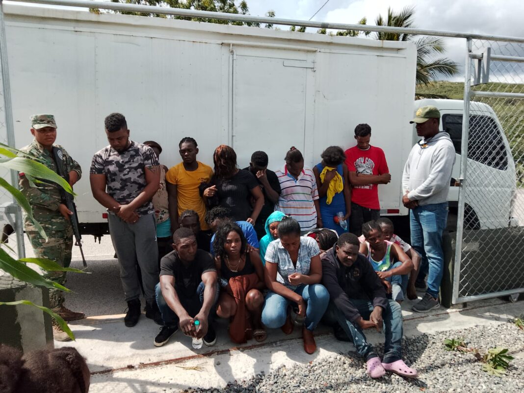 Encuentran un camión con 18 inmigrantes indocumentados en San Juan de la Maguana Encuentran un camión con 18 inmigrantes indocumentados en San Juan de la Maguana
