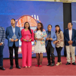 SAN CRISTÓBAL.-El empresario Oliver Santos y la Fundación Faro de Esperanza realizaron este miércoles una gala donde presentaron los 24 equipos que participarán en el Torneo Interbarrial de Baloncesto Copa Constitución 2025.